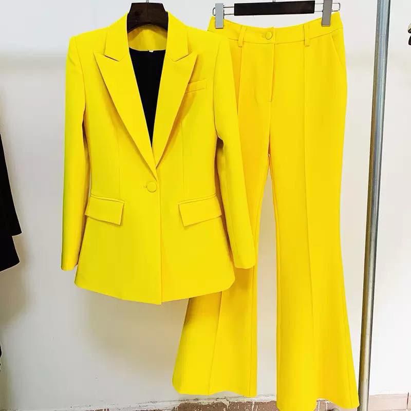 Tailleur modello zampa tutte le taglie disponibili Questo completo permette di personalizzare completamente la vestibilità, scegliendo in autonomia la taglia della giacca e quella del pantalone per un fit perfetto